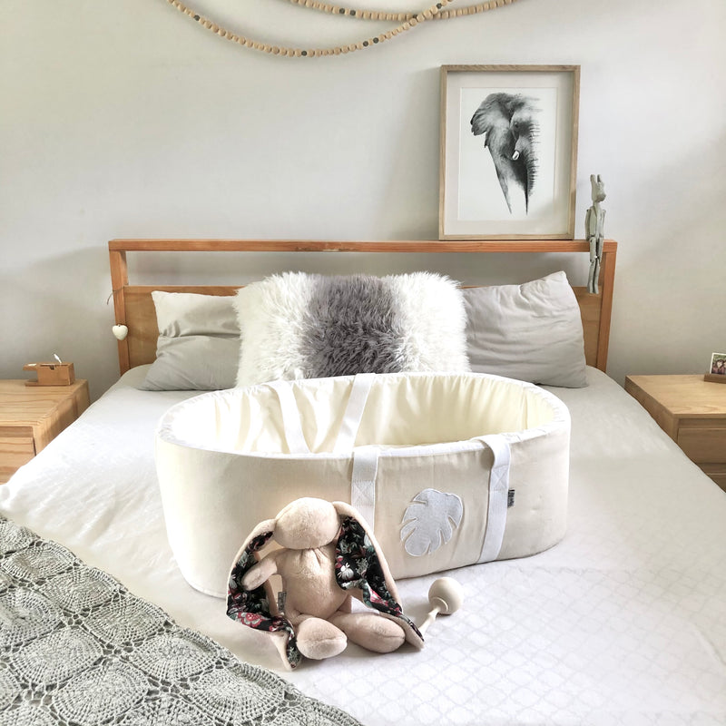 Natural White carry cot with white monstera leaf