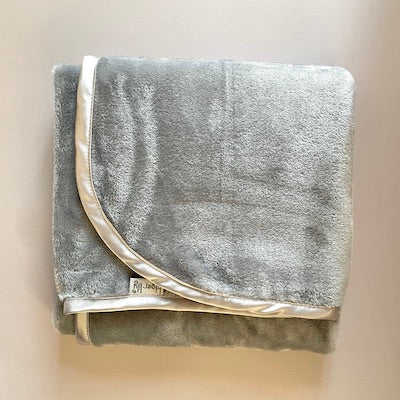 Grey fleece cuddle blanket with grey satin trim.
