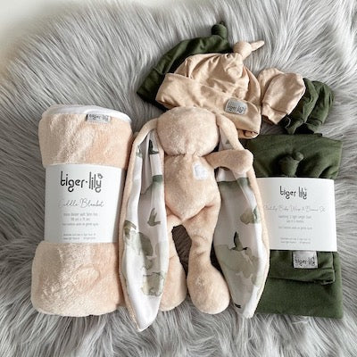 Fatigue and Birds New Born Gift Set: Cuddle Bunny, a Fleece Blanket, a Swaddle Blanket & Beanie Set, 2 Newborn Beanies and 2 sets Newborn Mittens.